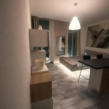 Lumineux Avec Balcon A * Йер
